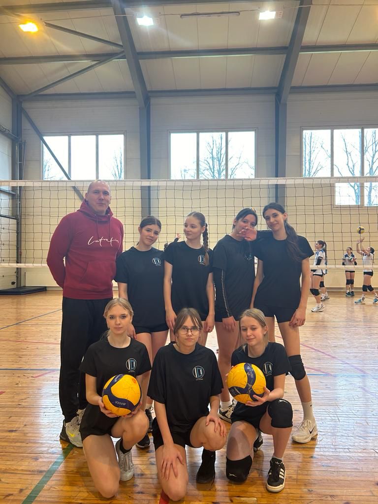 BPVV meiteņu volejbola komanda ar skolotāju Gati Stepanovu
